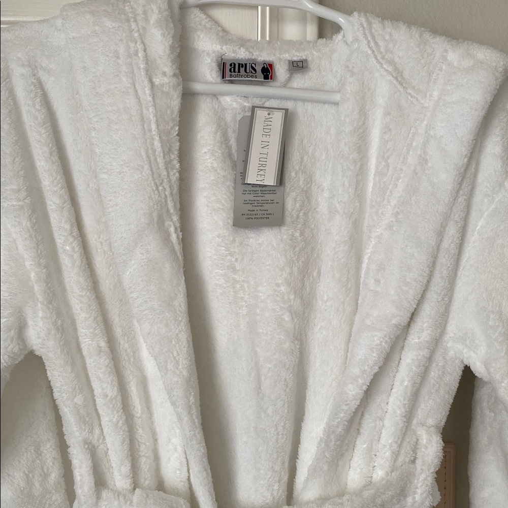 Women's NWT Arus Plush White Robe